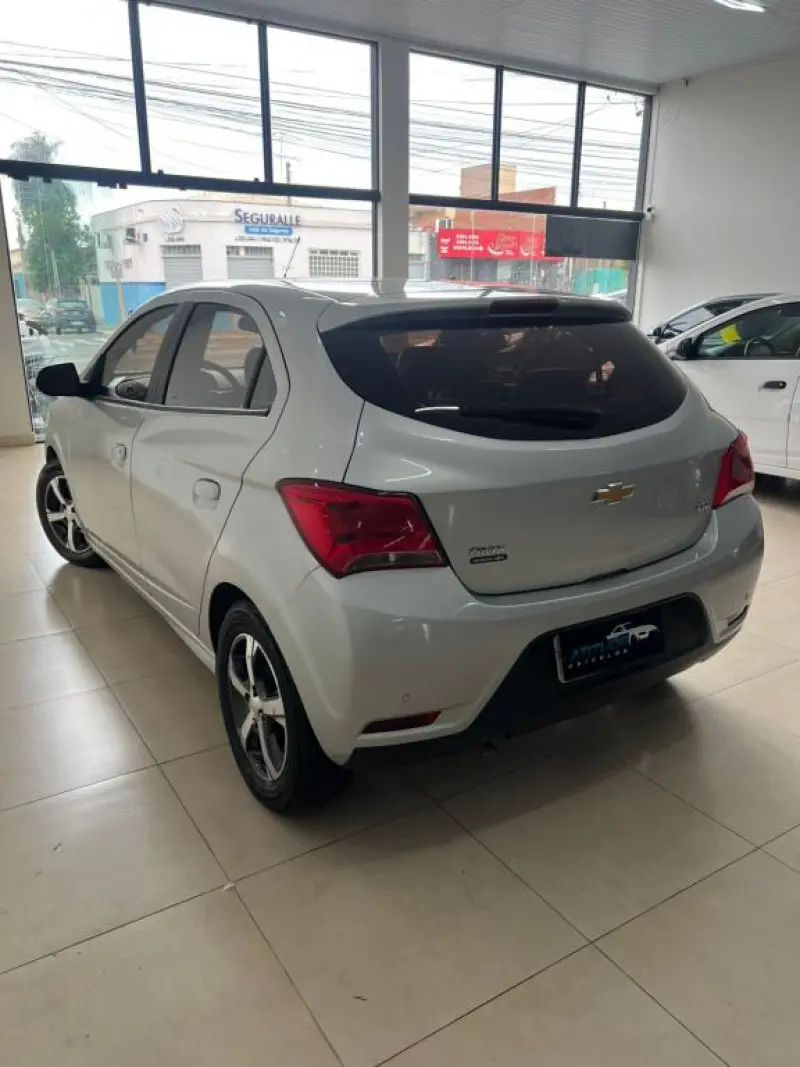 Onix Hatch - Foto